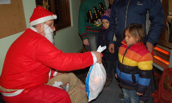 Karácsonyi csomagokat osztottak a szociális központban 2016. december 23.